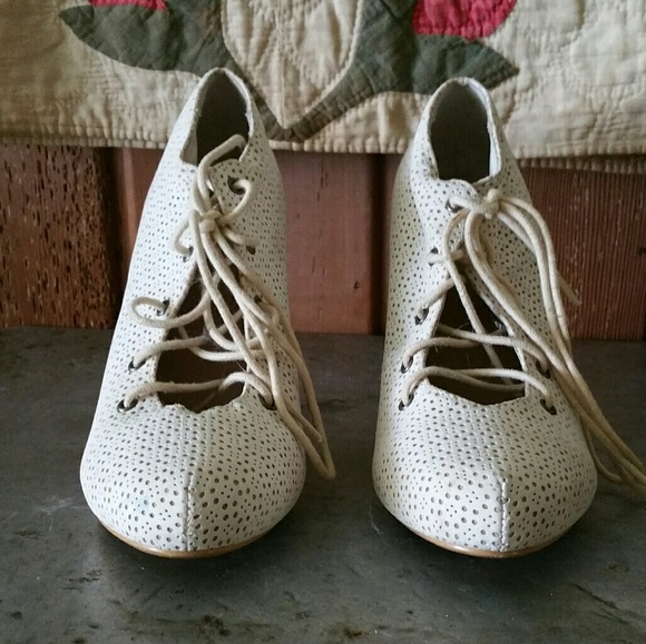 Restricted ivory lace-up heels 7.5 EUC - Picture 3 of 6